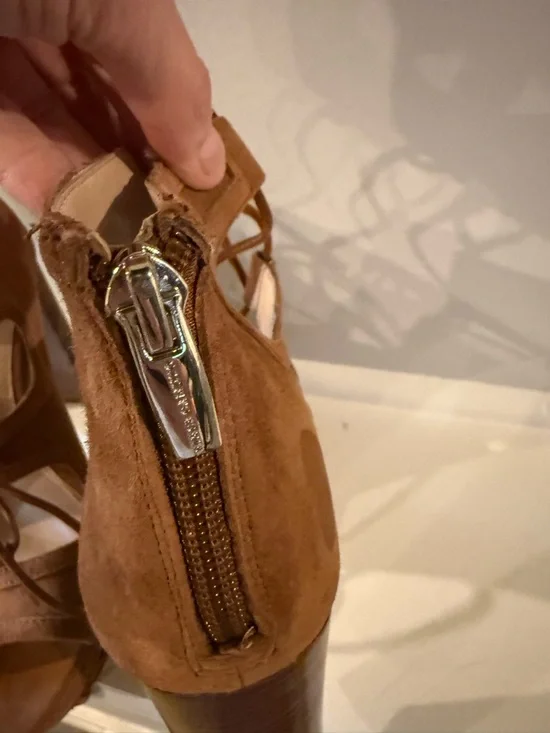 Vince Camuto Suede heels. size 8 - Picture 5 of 7